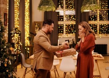 Lovely Wedding Anniversary Gift Ideas For Your Loveliest Wife